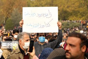 حضور شماری از کشاورزان شرق اصفهان مقابل ساختمان شرکت آب منطقه‌ای استان
